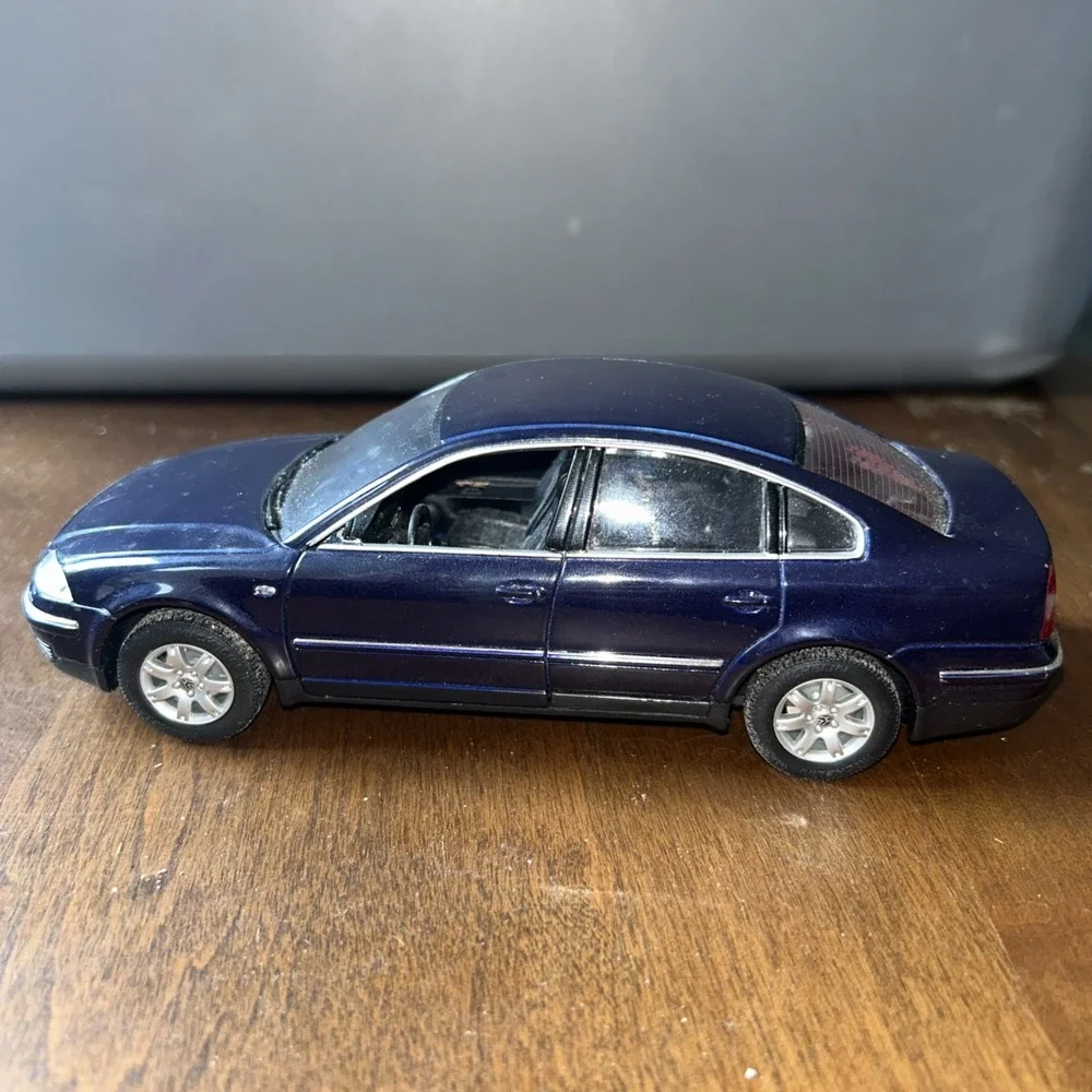 Welly 1:18 Scale‎ 2001 Volkswagen Passat Sedan Blue Loose Diecast Car